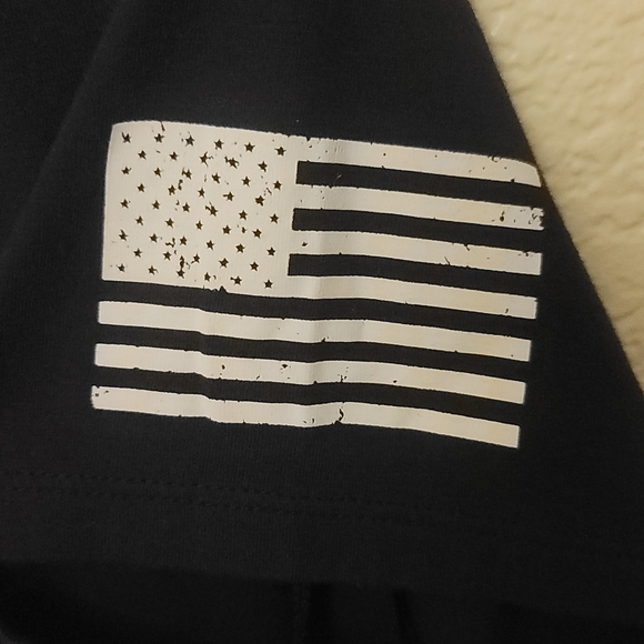 Women's Under Armour Black Freedom Flag T-Shirt Size Loose Medium - Picture 3 of 6